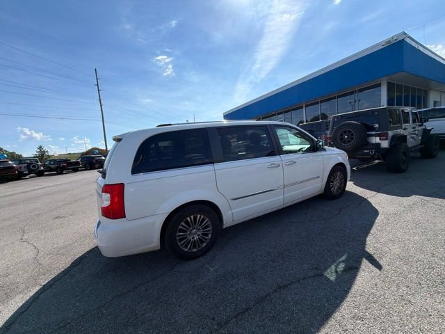 Used 2011 Chrysler Town & Country Limited FWD image 15