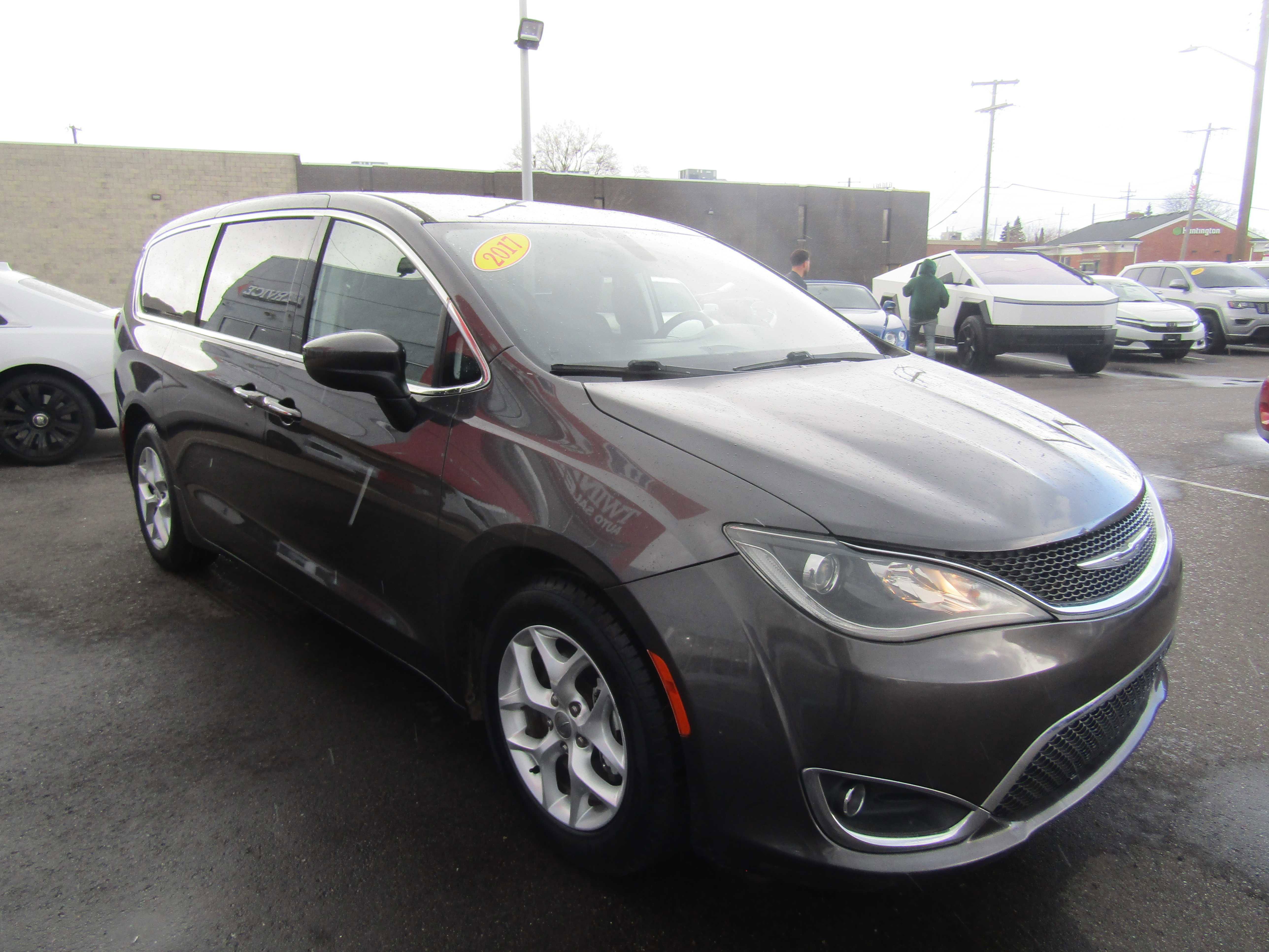 Used 2017 Chrysler Pacifica Touring Plus w/ Tire & Wheel Group FWD image 5