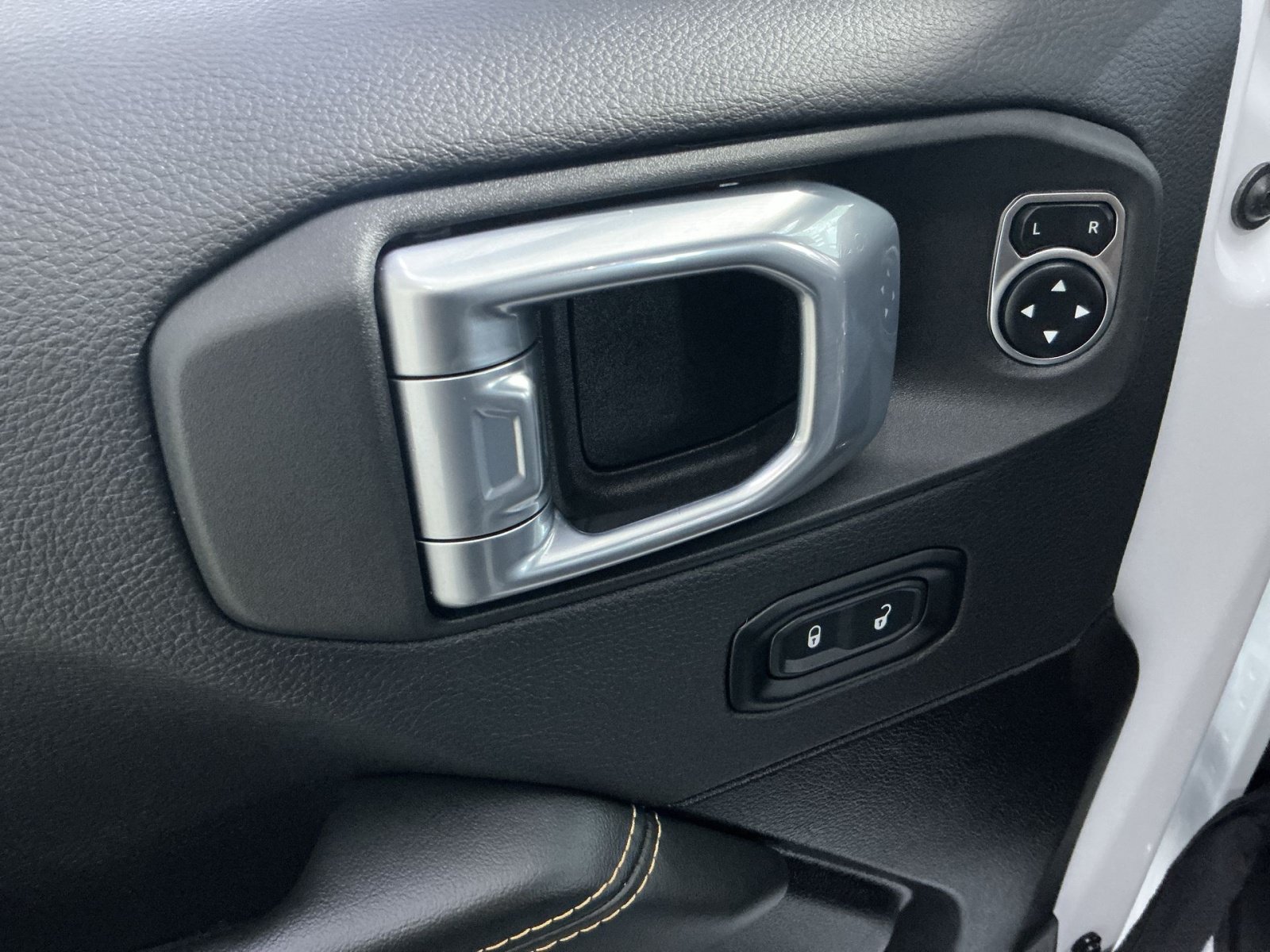 Used 2024 Jeep Wrangler Unlimited Sahara w/ Technology Group AWD/4WD image 16