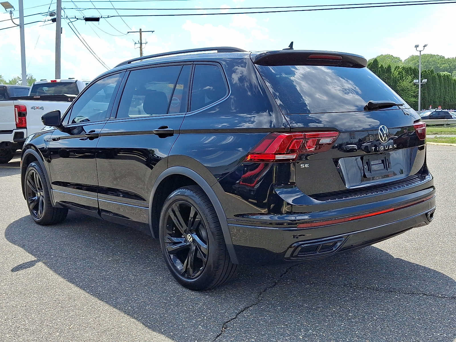 Used 2023 Volkswagen Tiguan SE R-Line FWD image 4