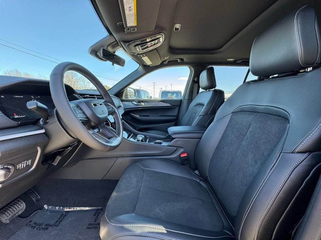 New 2025 Jeep Grand Cherokee Altitude AWD/4WD image 17