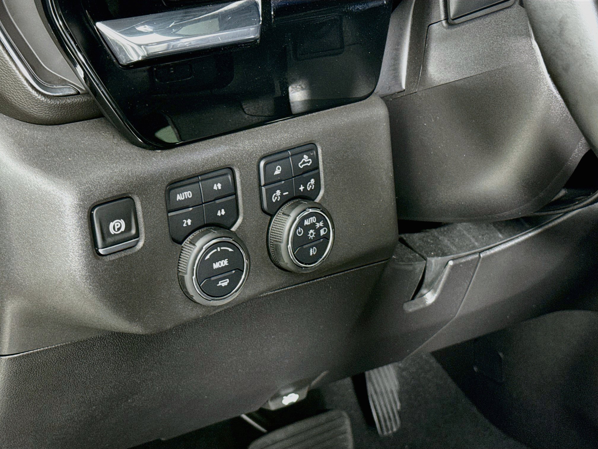 Used 2025 Chevrolet Silverado 1500 LT Trail Boss w/ Convenience Package II AWD/4WD image 10
