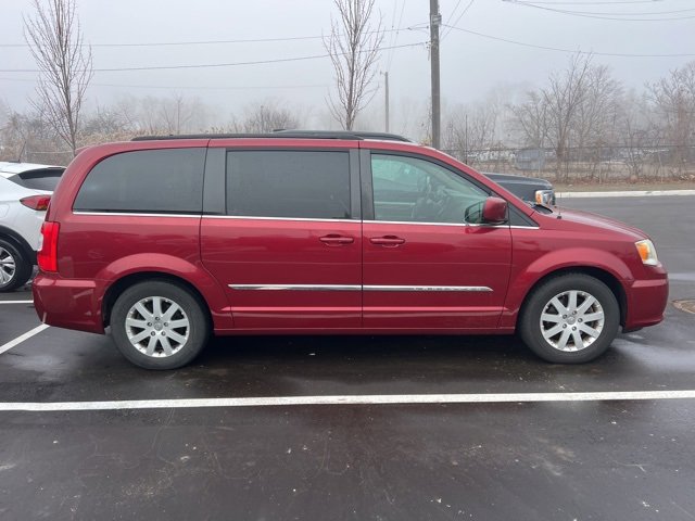 Used 2014 Chrysler Town & Country Touring image 4