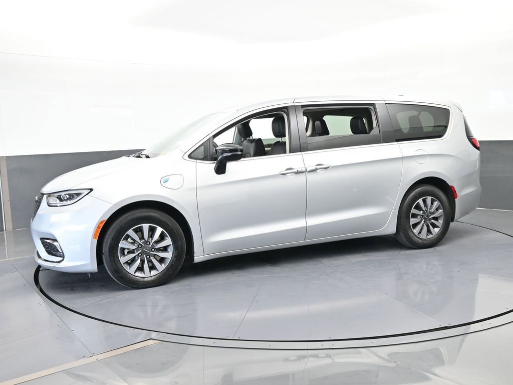 Used 2024 Chrysler Pacifica Select image 2