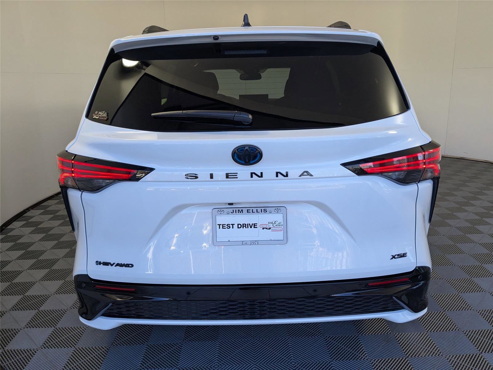 Used 2025 Toyota Sienna XSE image 6