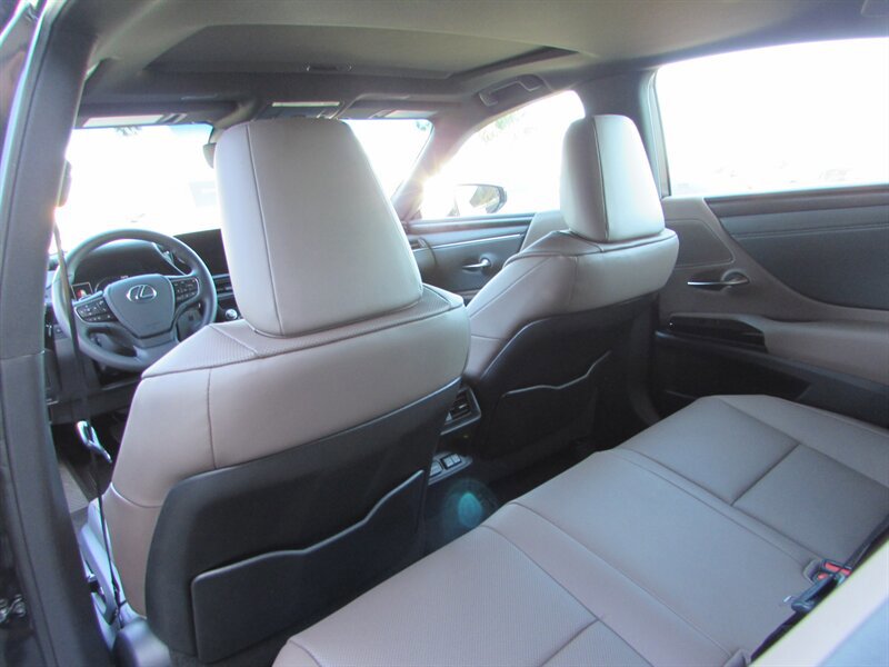 Used 2025 Lexus ES 300h w/ Premium Package FWD image 23