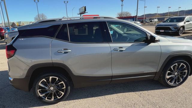 Used 2023 GMC Terrain SLT w/ Infotainment Package II FWD image 12