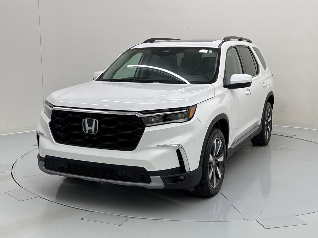Used 2025 Honda Pilot Touring image 1