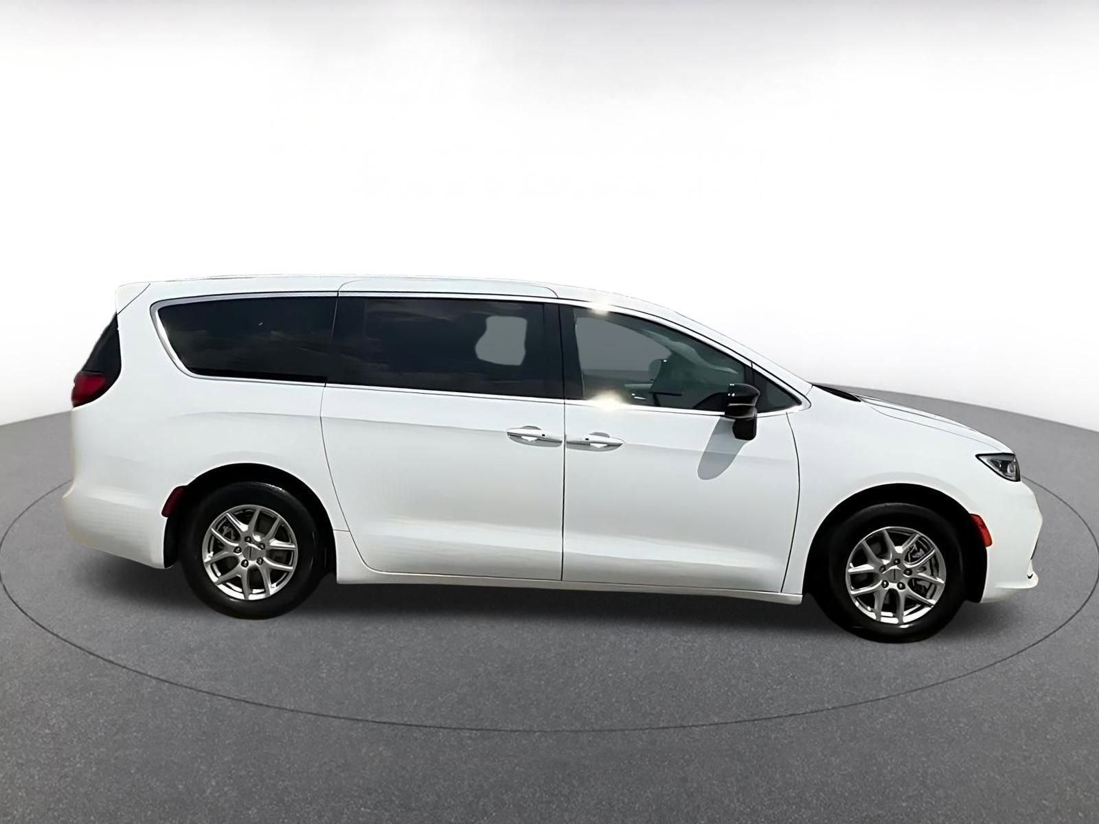 Used 2024 Chrysler Pacifica Touring-L image 16