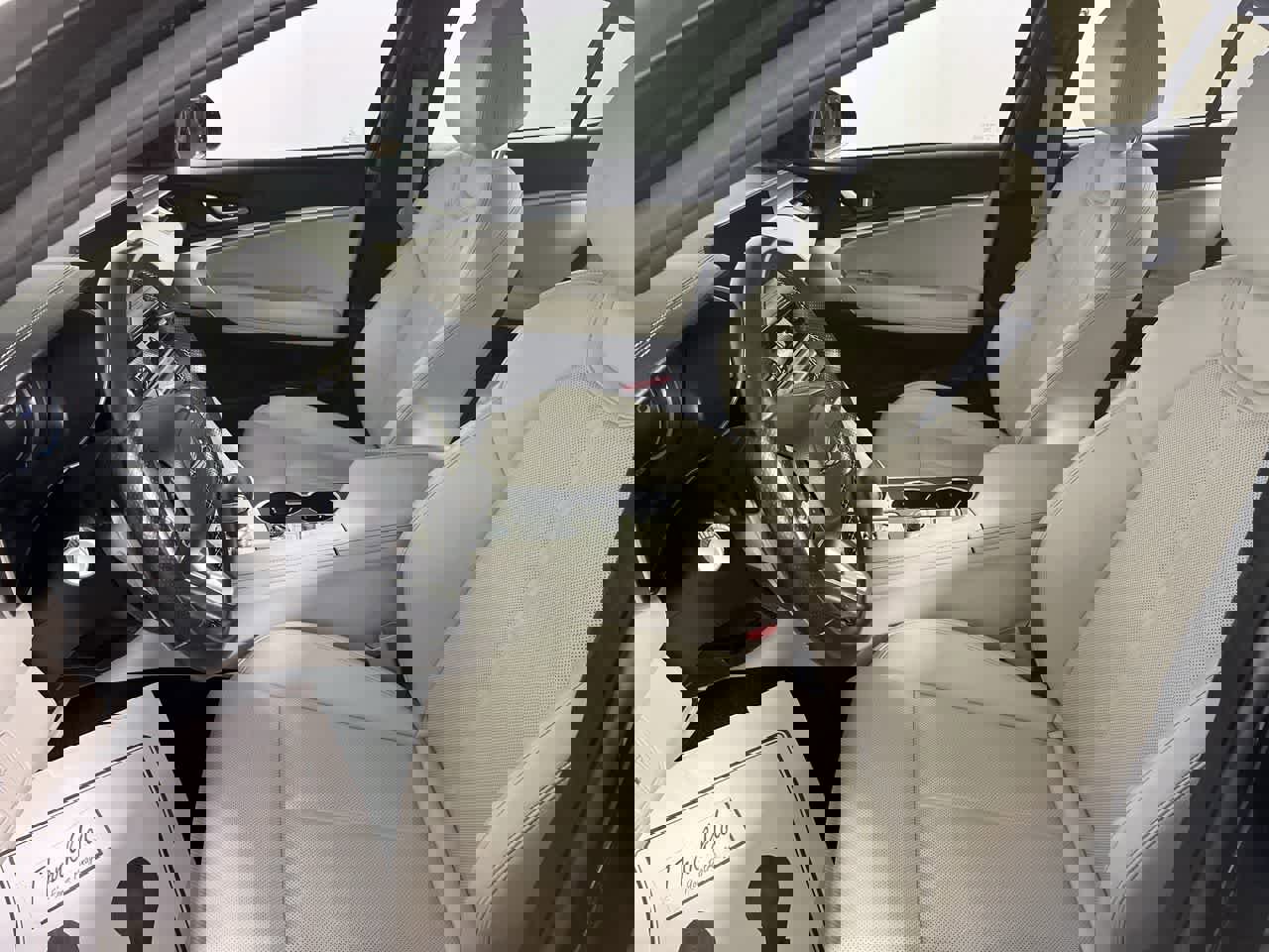 Used 2024 Genesis G70 2.5T image 15