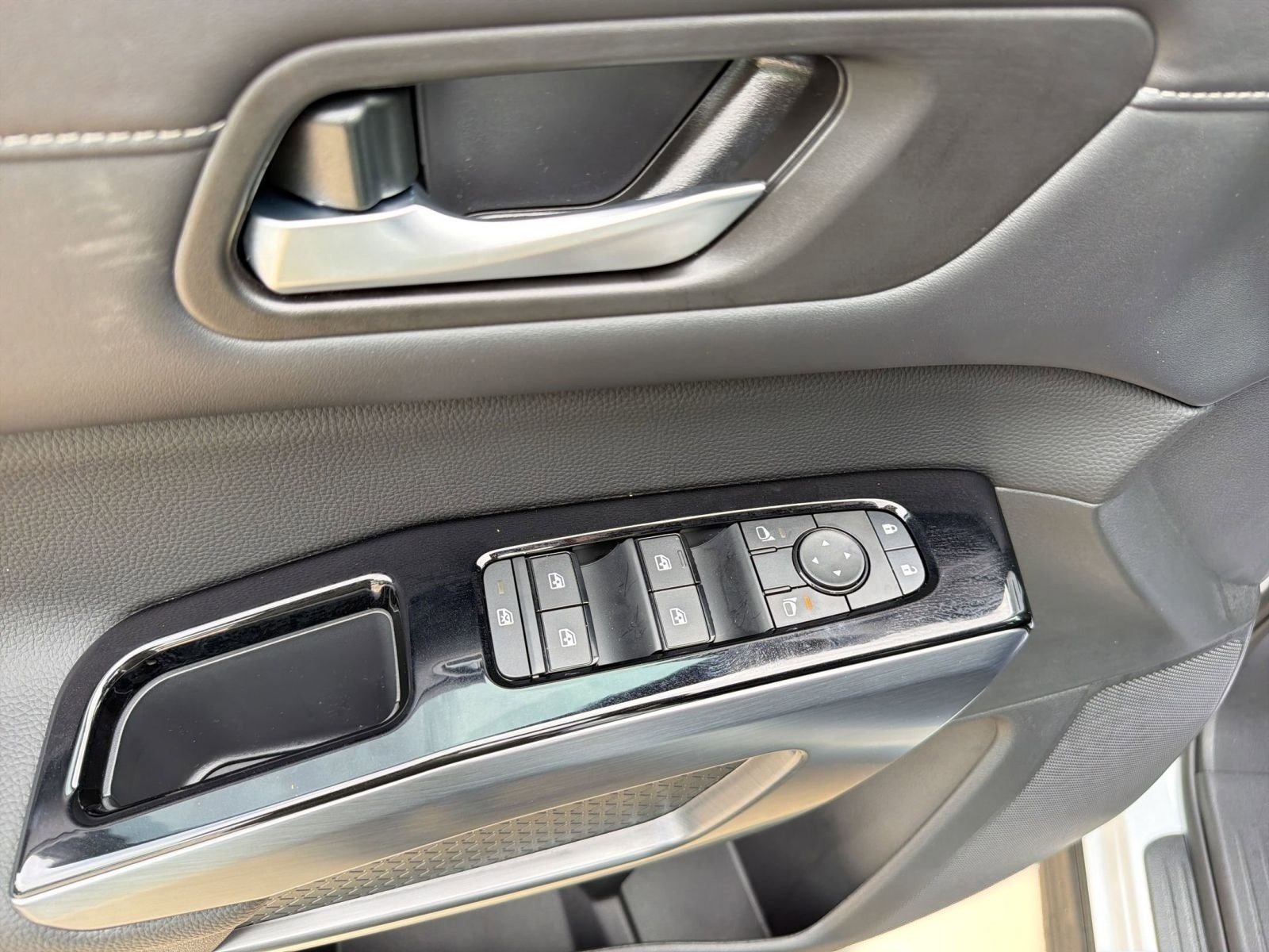 New 2026 Nissan Pathfinder SL image 13