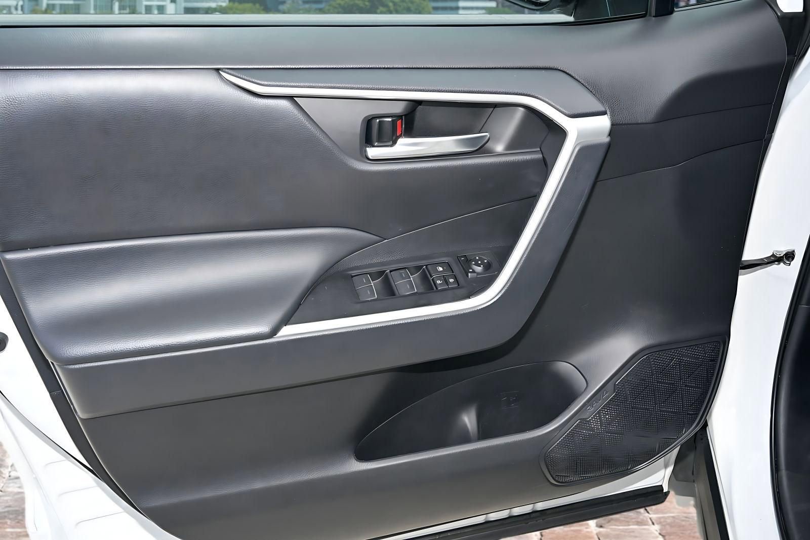 Used 2024 Toyota RAV4 XLE w/ Convenience Package image 10