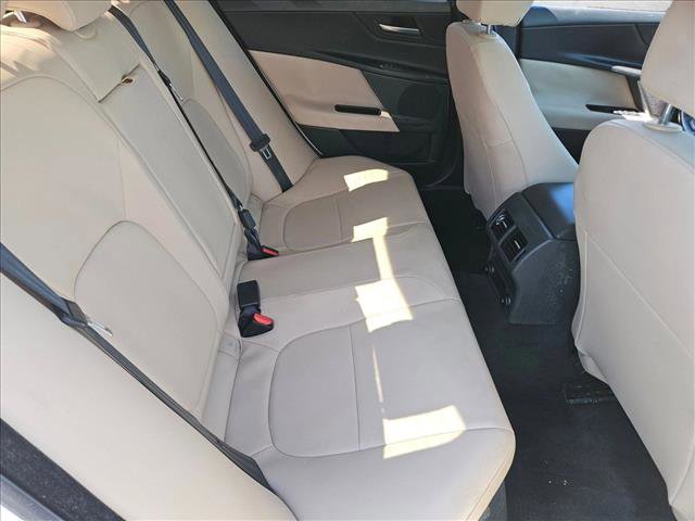 Used 2018 Jaguar XE Premium image 25