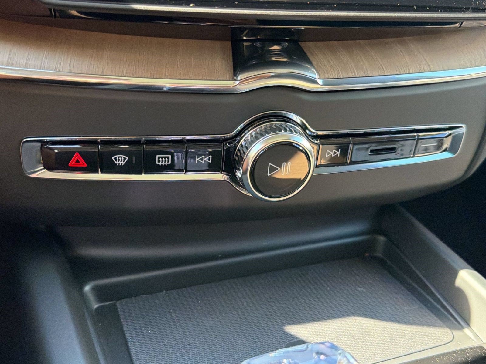 New 2027 Volvo XC60 B5 Plus AWD/4WD image 16