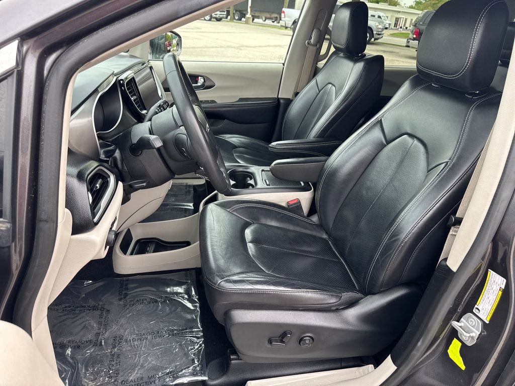 Used 2022 Chrysler Pacifica Touring-L FWD image 9