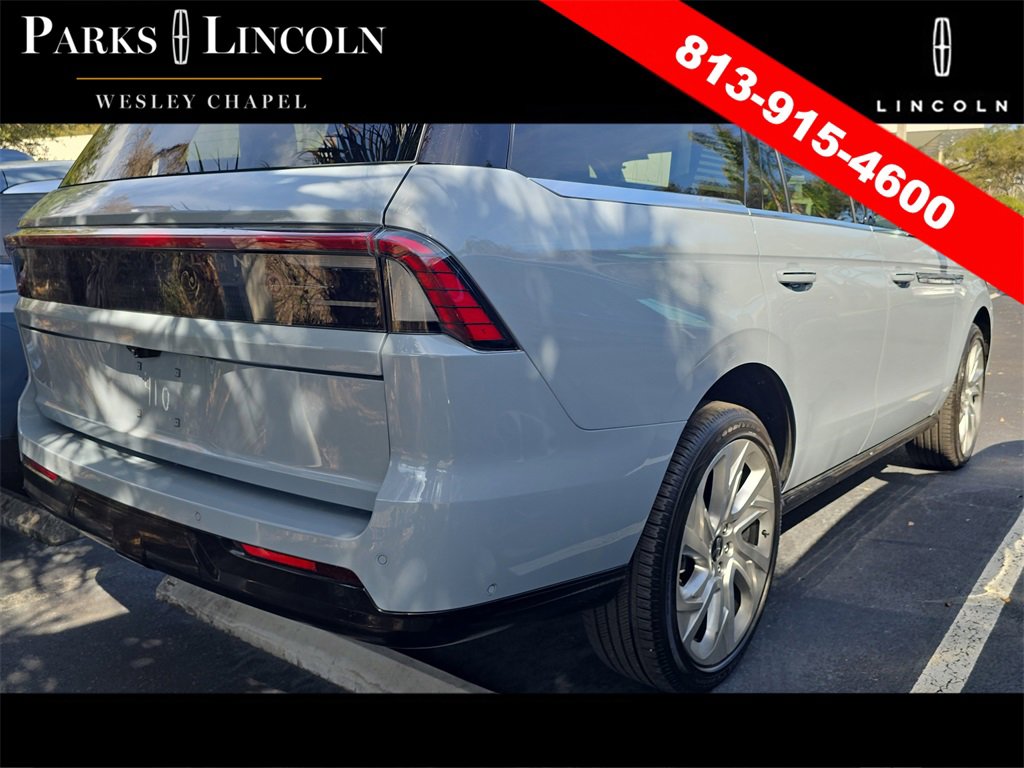 Used 2025 Lincoln Navigator Reserve image 11