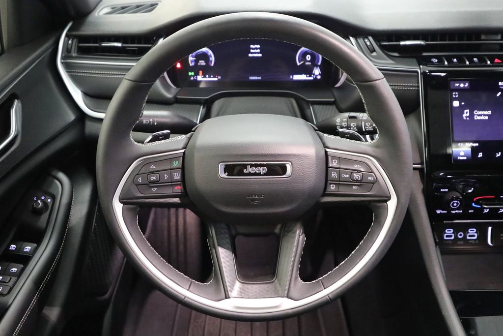 Used 2025 Jeep Grand Cherokee L Altitude image 3