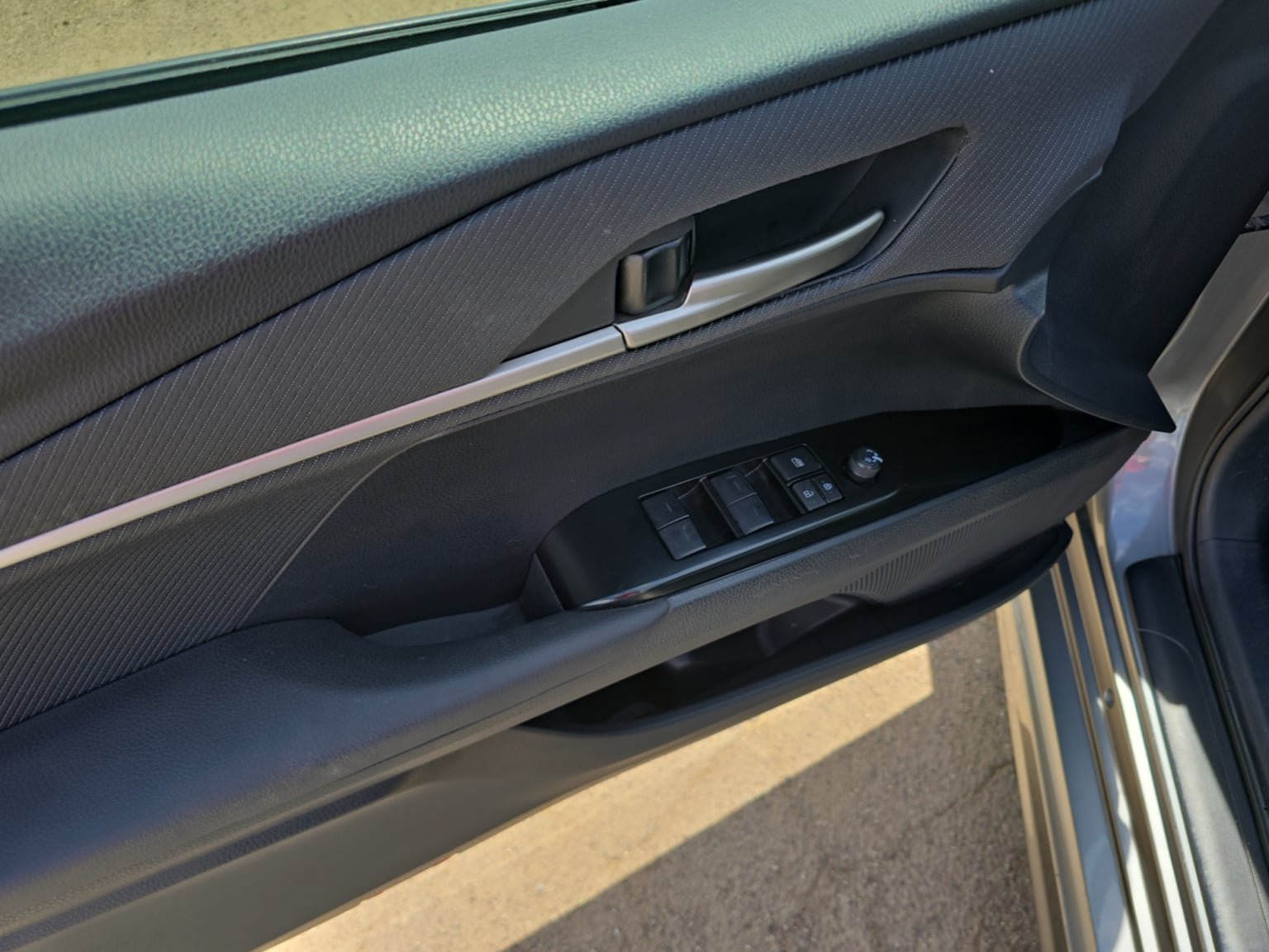 Used 2025 Toyota Camry SE FWD image 11
