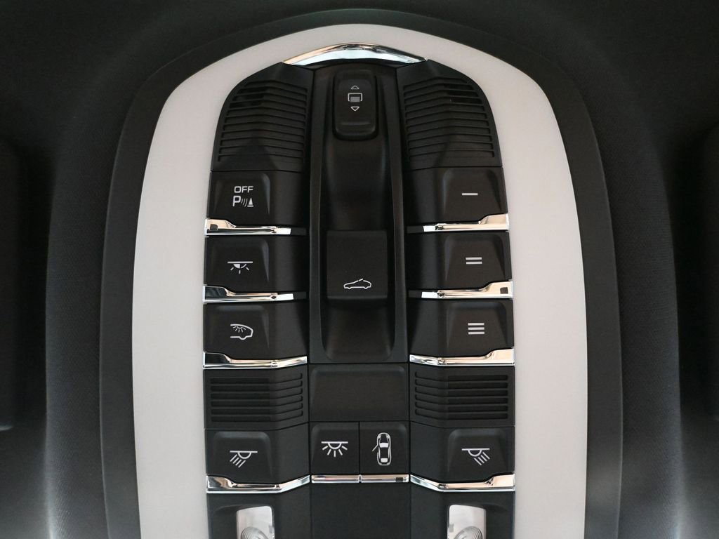 Used 2022 Porsche Macan Base image 38