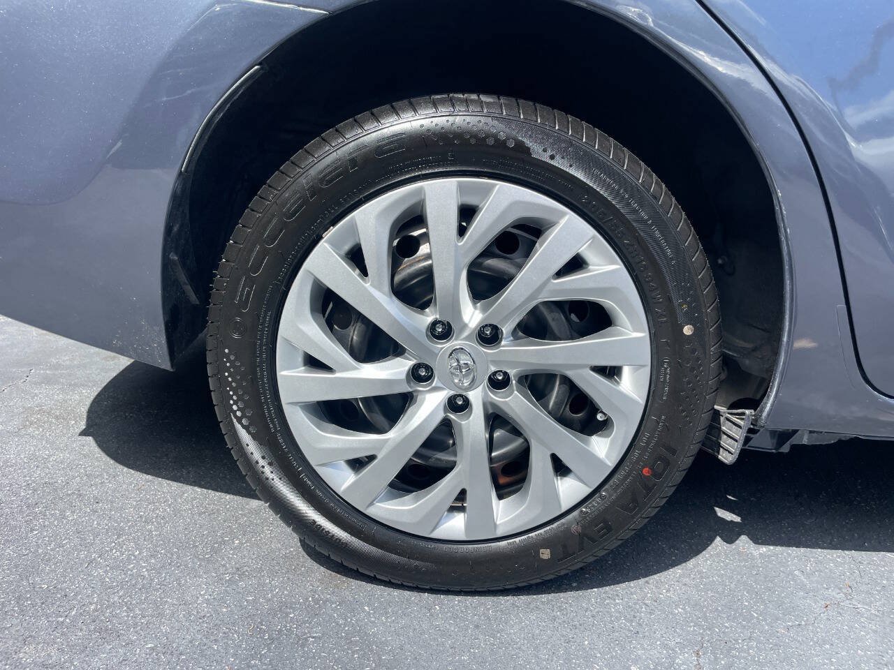 Used 2017 Toyota Corolla LE FWD image 22