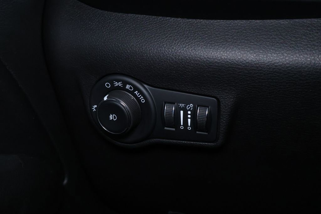 Used 2025 Jeep Compass Trailhawk AWD/4WD image 25