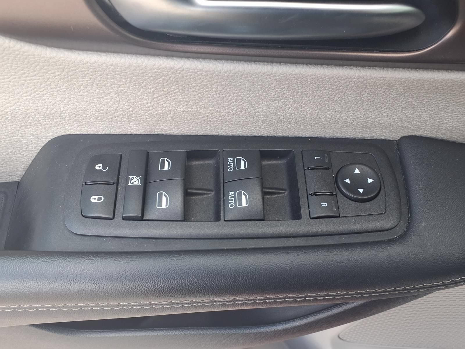 Used 2023 Chrysler Voyager LX FWD image 9