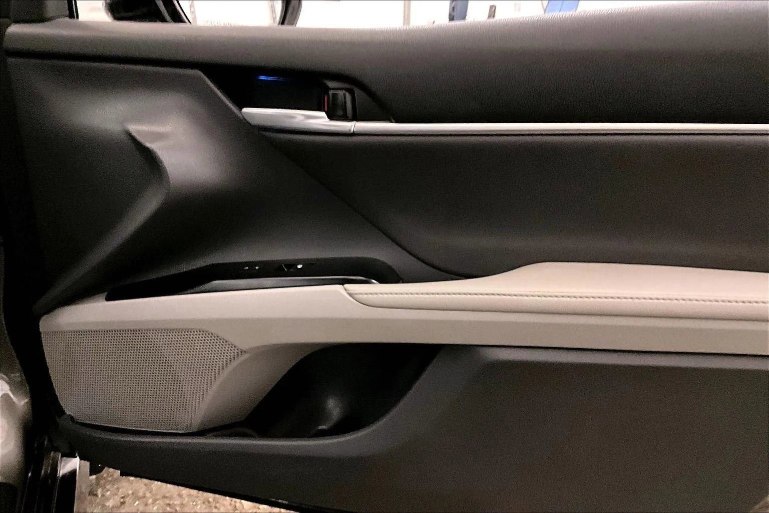 Used 2020 Toyota Camry XLE w/ Sunroof Package image 24