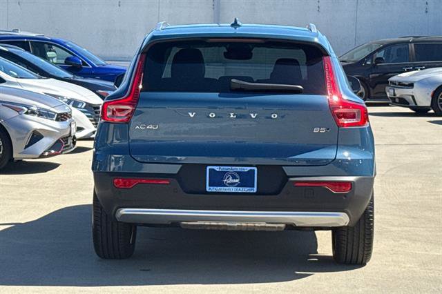 Certified 2025 Volvo XC40 B5 Core AWD/4WD image 4