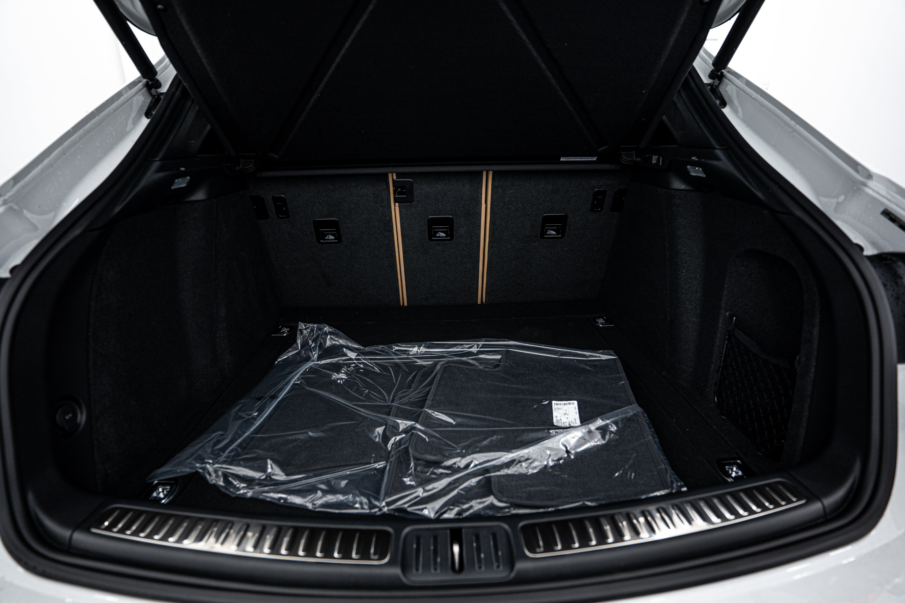 Certified 2025 Porsche Macan image 25