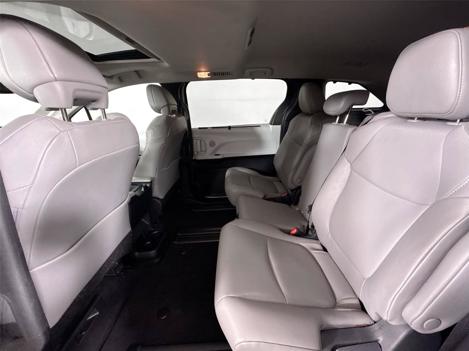 Certified 2026 Toyota Sienna XLE FWD image 32