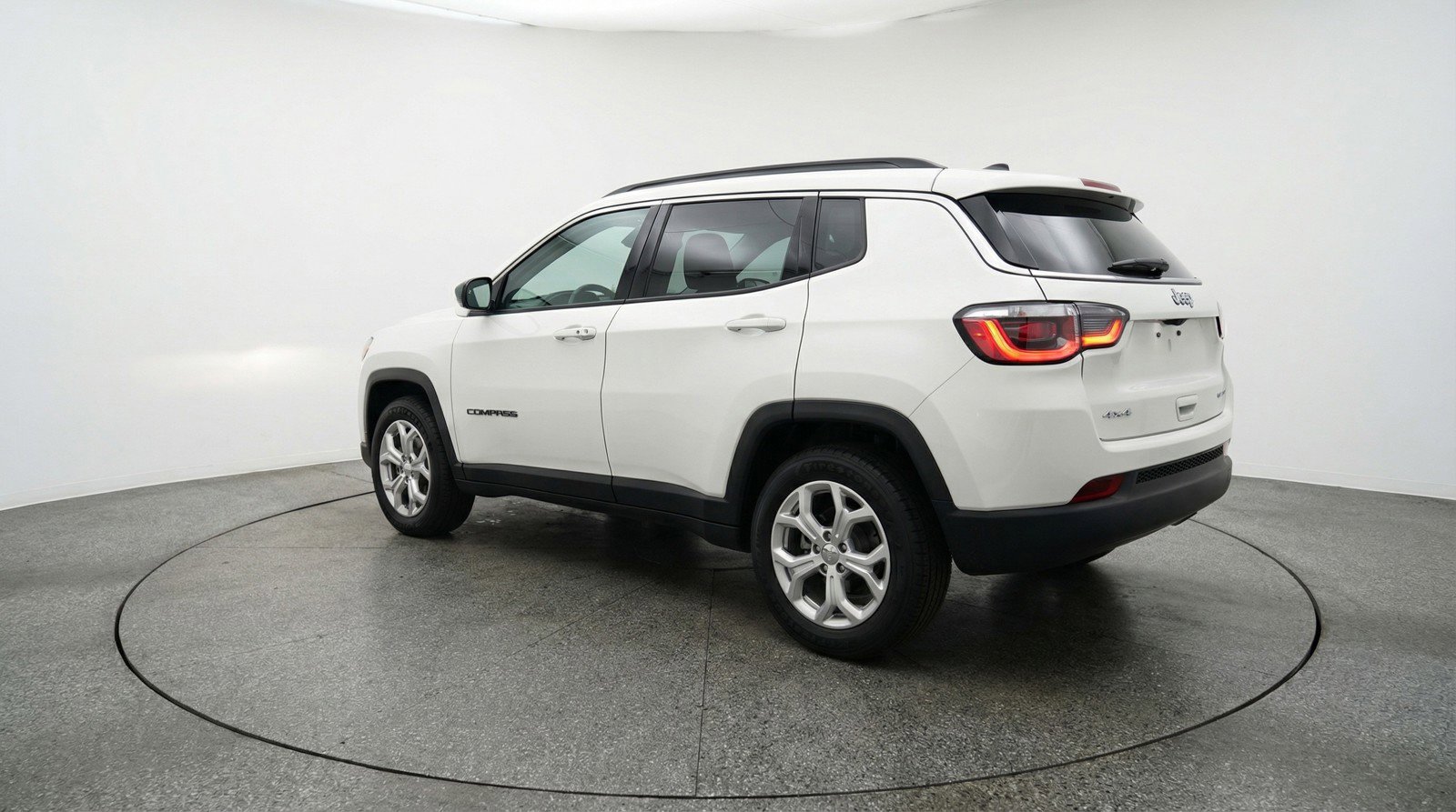 Used 2025 Jeep Compass Latitude AWD/4WD image 5