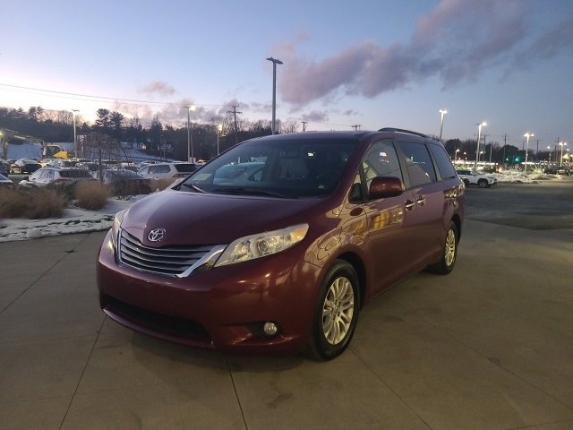 Used 2017 Toyota Sienna XLE image 3