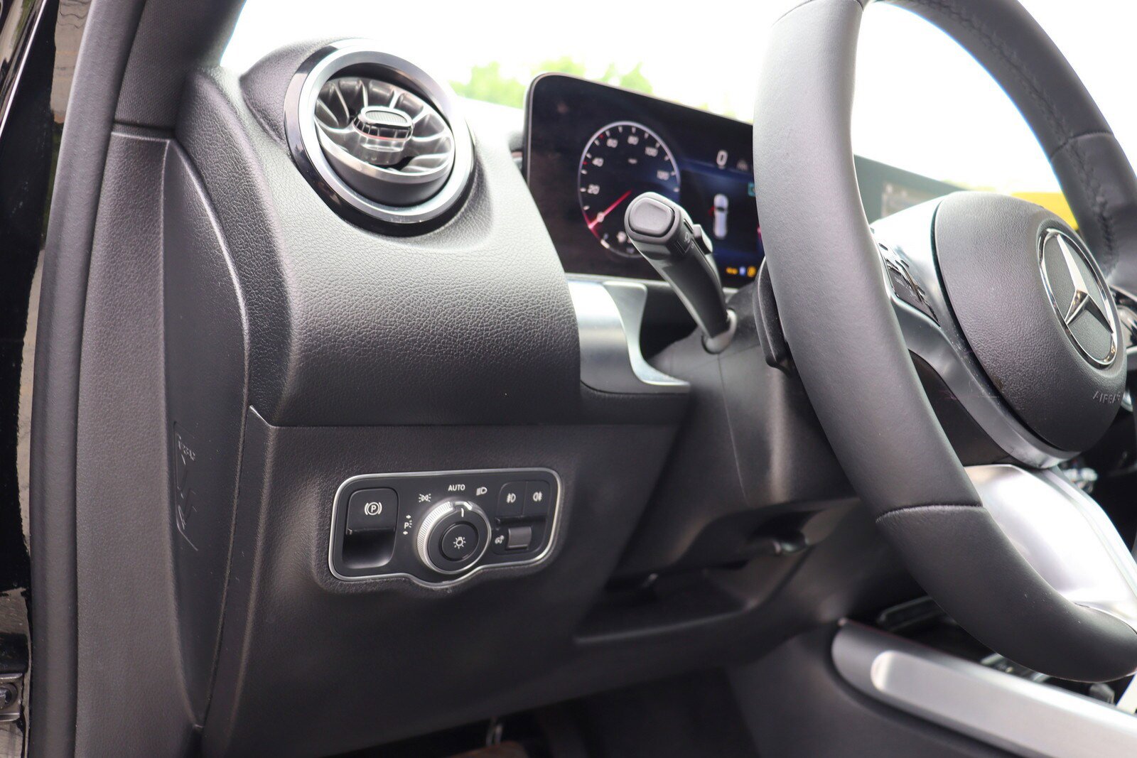 Used 2024 Mercedes-Benz GLB 250 w/ Driver Assistance Package image 27