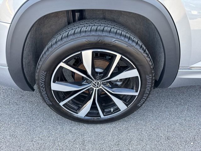 Certified 2025 Volkswagen Atlas SEL Premium R-Line image 33