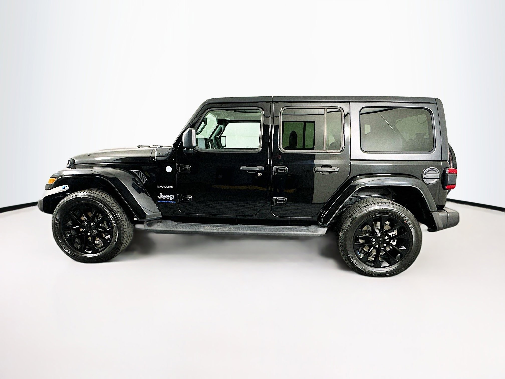 Used 2023 Jeep Wrangler Sahara w/ Cold Weather Group image 4