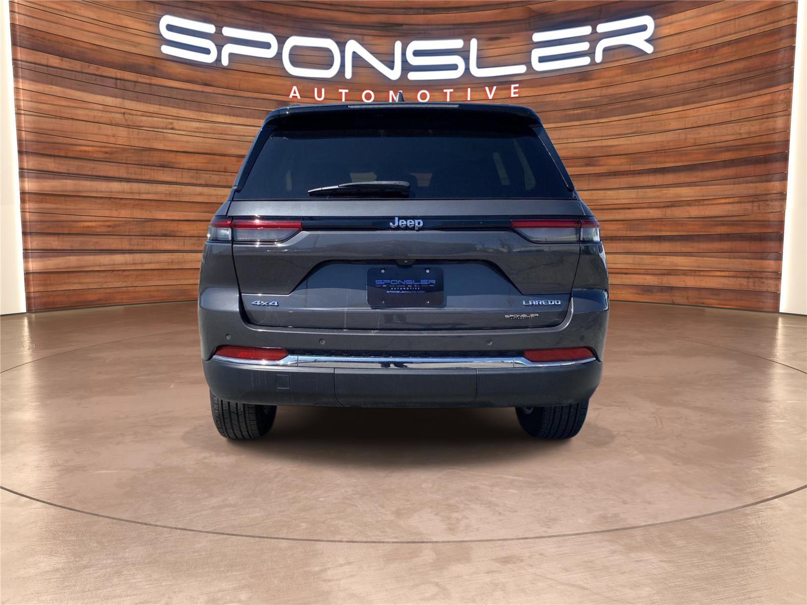 Used 2023 Jeep Grand Cherokee Laredo image 6