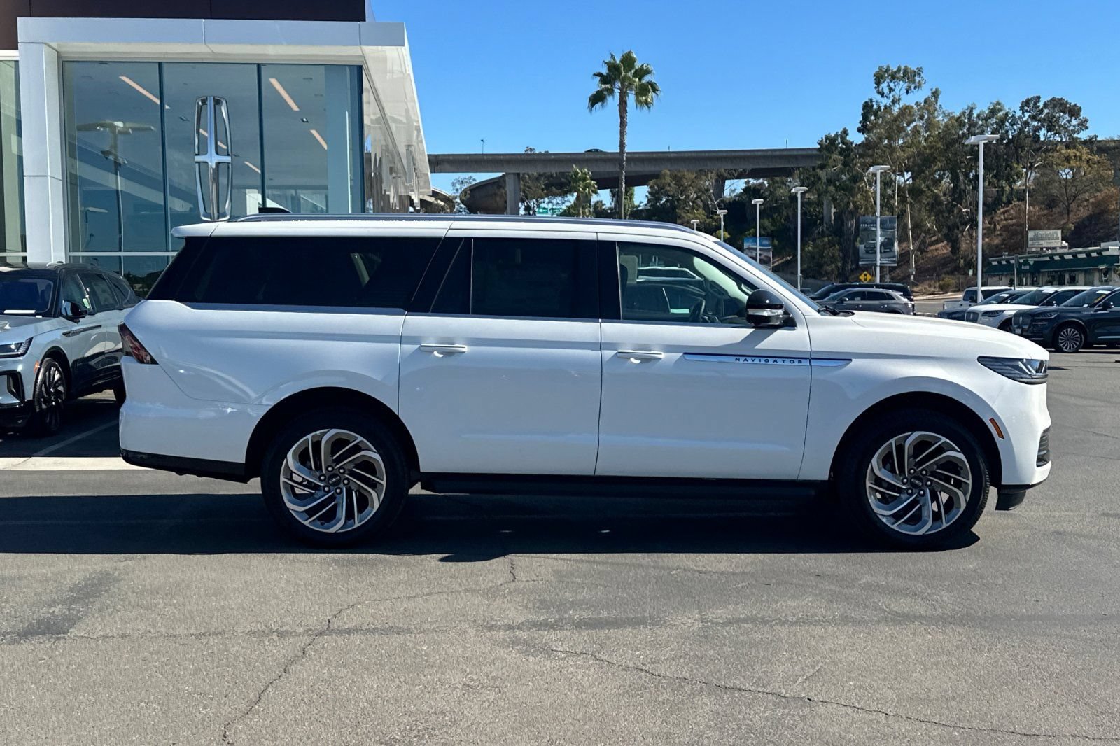 New 2027 Lincoln Navigator L Premier RWD image 2