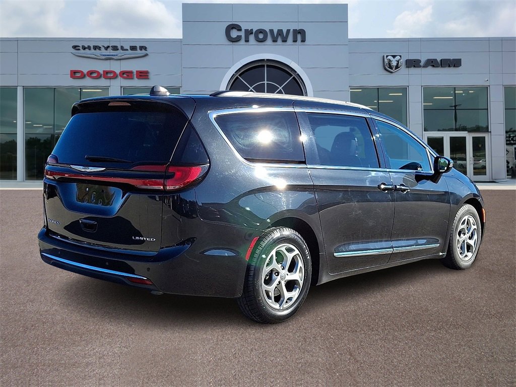 Used 2023 Chrysler Pacifica Limited image 6