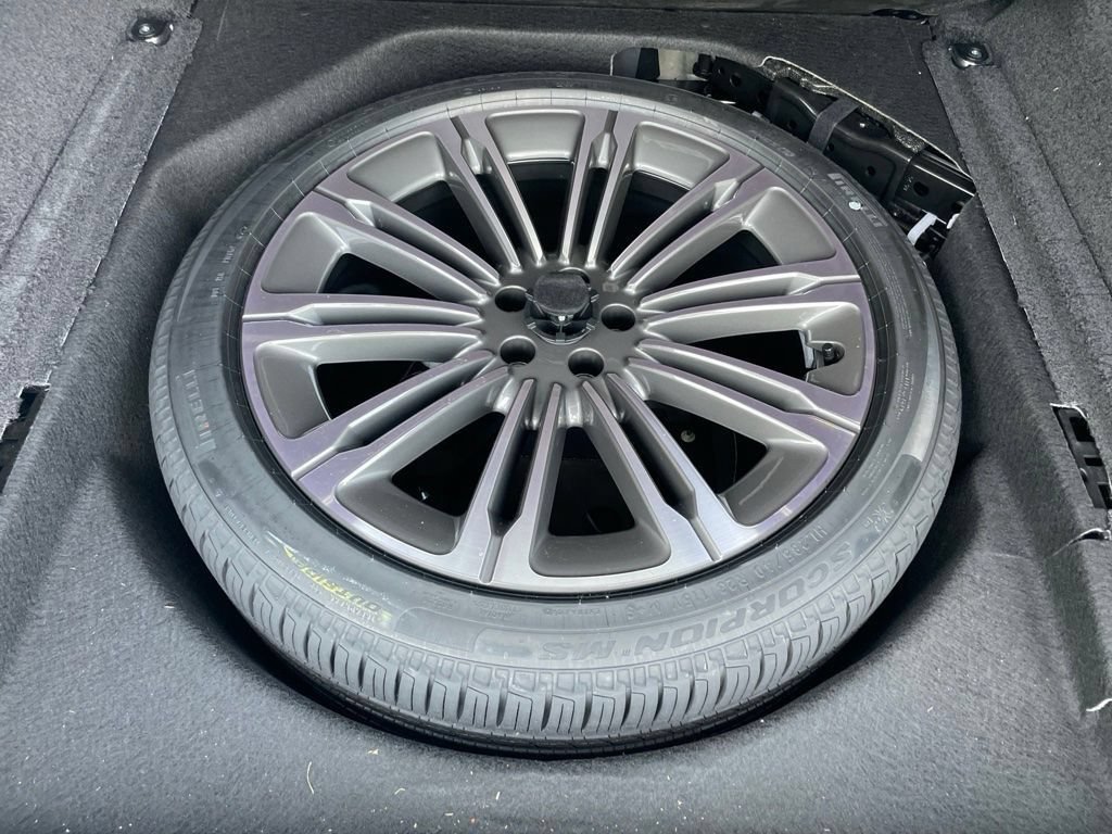 Certified 2025 Land Rover Range Rover SE AWD/4WD image 18