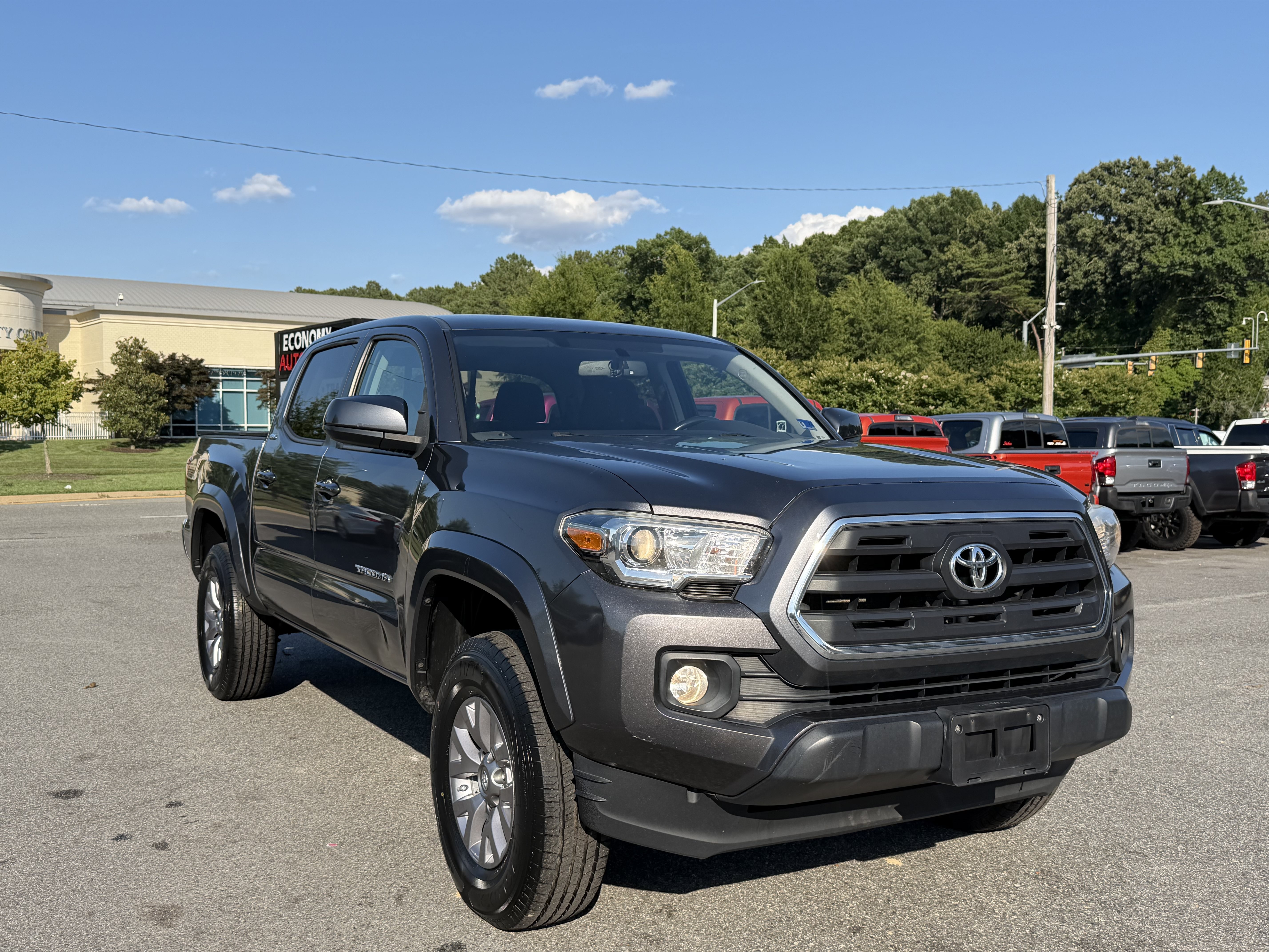 Used 2017 Toyota Tacoma SR5 AWD/4WD image 5