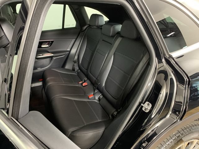 Used 2025 Mercedes-Benz GLC 300 4MATIC image 30