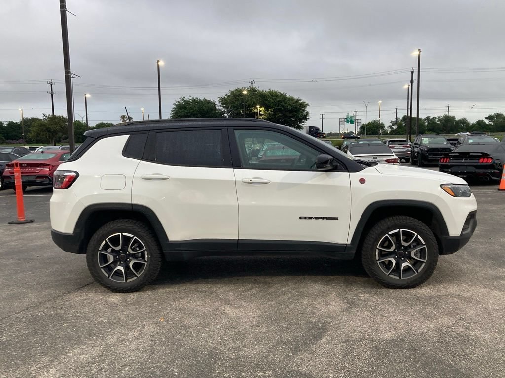 Used 2025 Jeep Compass Trailhawk AWD/4WD image 4
