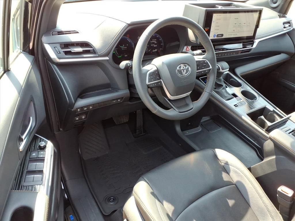 Used 2025 Toyota Sienna XLE Woodland Edition image 16