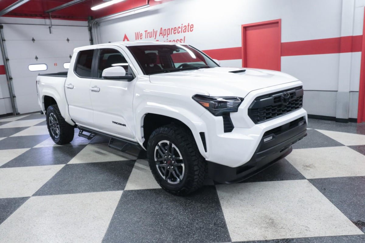 Used 2025 Toyota Tacoma TRD Sport AWD/4WD image 3