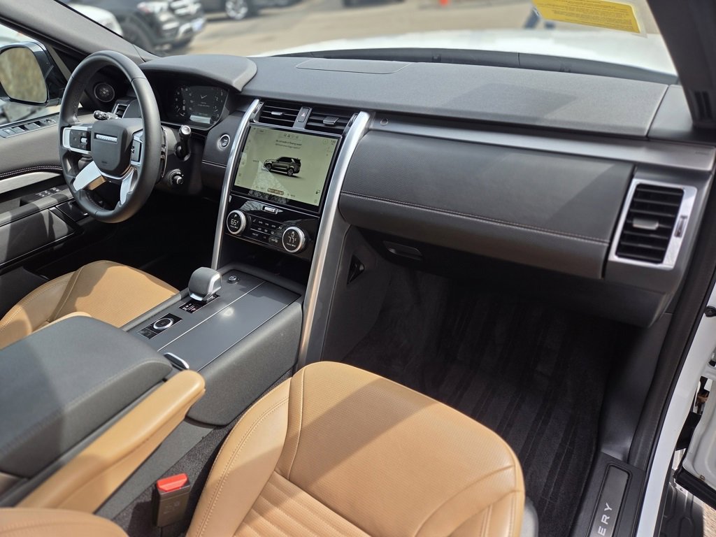 Used 2025 Land Rover Discovery Dynamic SE image 26