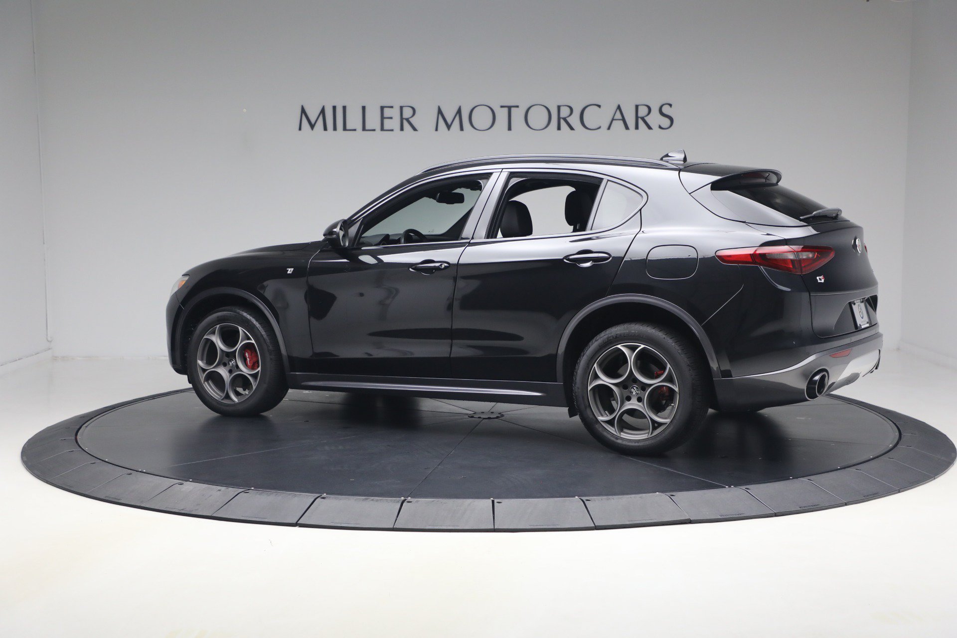 Used 2022 Alfa Romeo Stelvio Ti AWD/4WD image 4