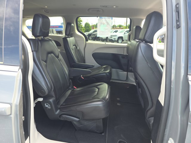 Used 2023 Chrysler Pacifica Touring-L FWD image 43