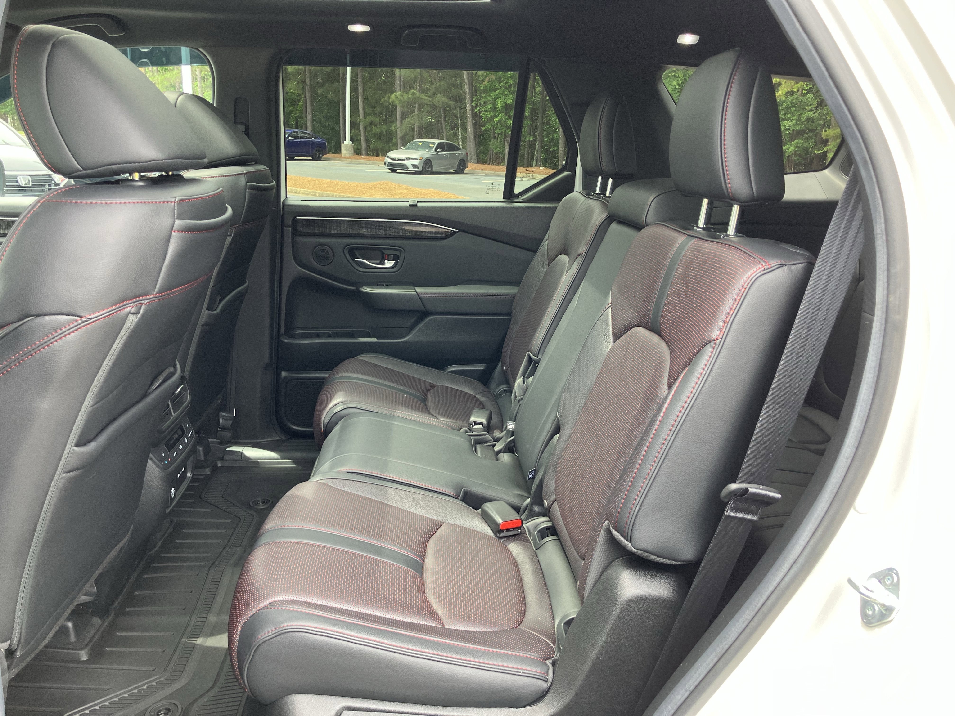 Used 2025 Honda Pilot Black Edition image 35