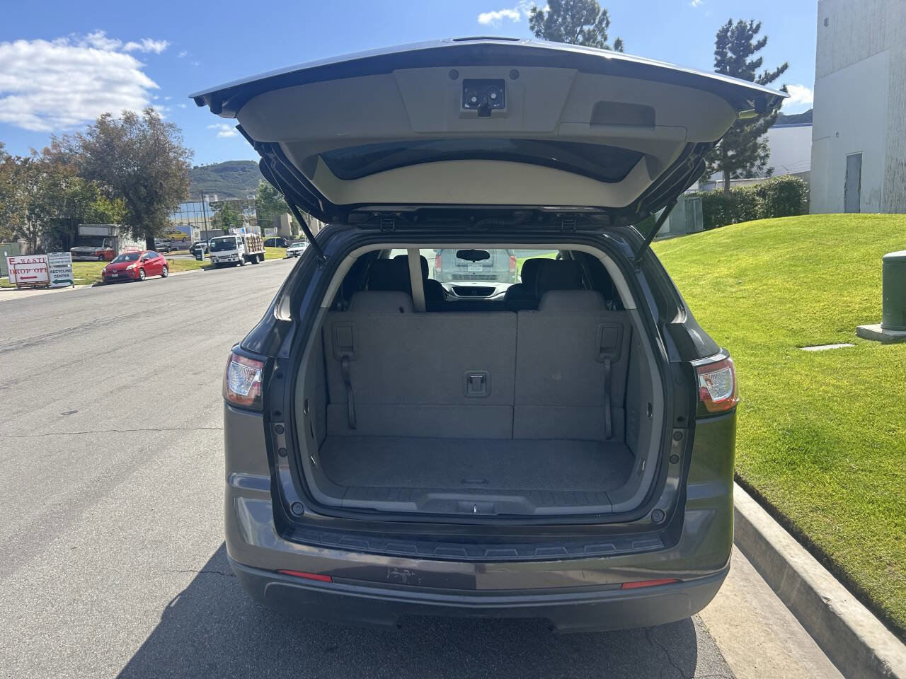 Used 2016 Chevrolet Traverse LS FWD image 2