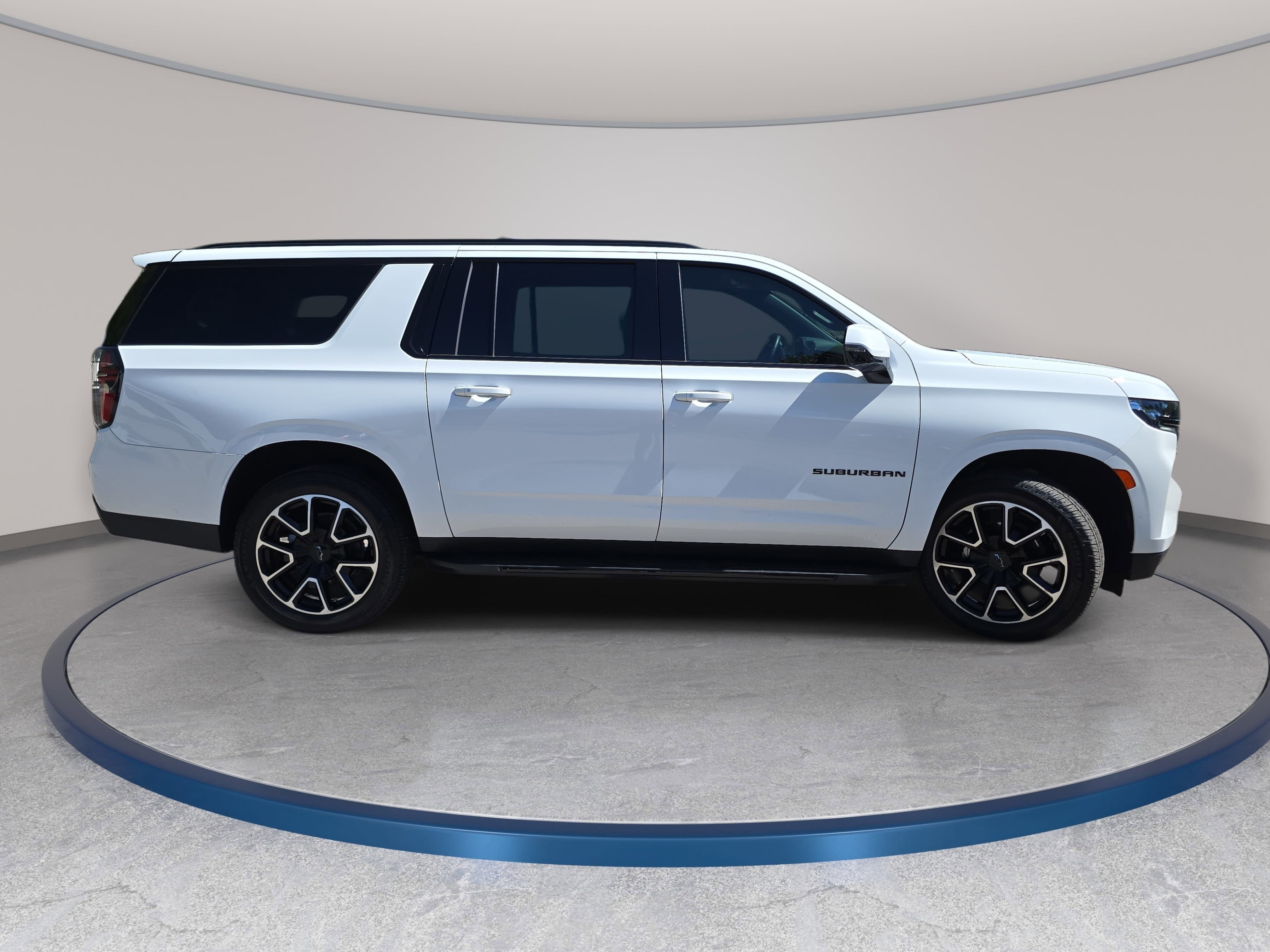 Used 2023 Chevrolet Suburban RST w/ Luxury Package AWD/4WD image 4